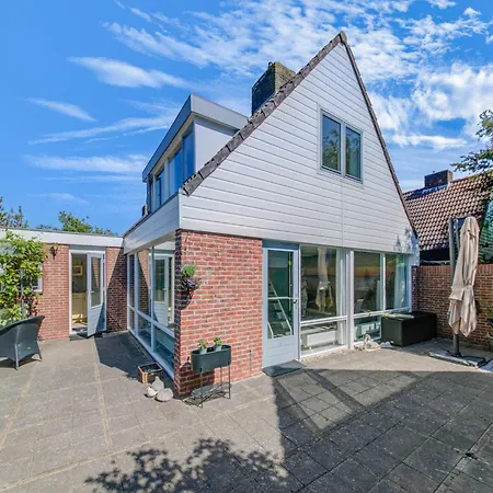 Vakantiehuis Comfortable Vacation Near The Sea